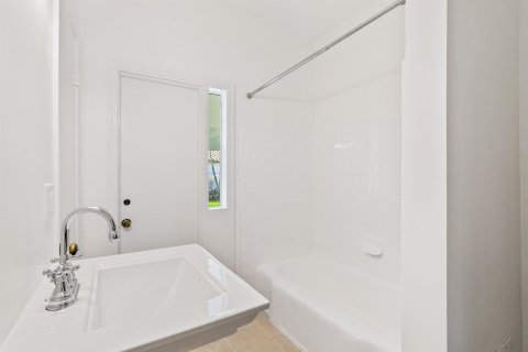 House in West Palm Beach, Florida 3 bedrooms, 246.47 sq.m. № 2246693 - photo 17