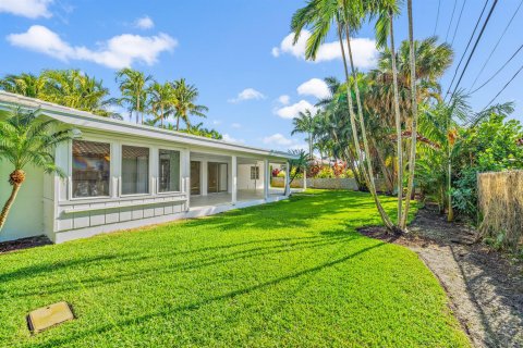 House in West Palm Beach, Florida 3 bedrooms, 246.47 sq.m. № 2246693 - photo 15