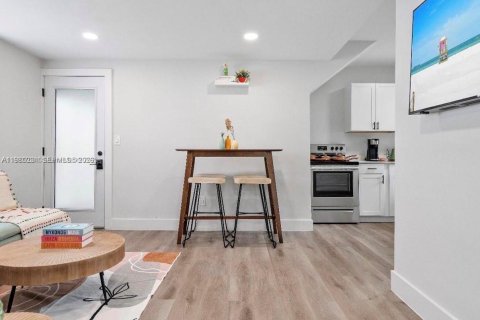 Купить коммерческую недвижимость в Майами, Флорида 261.61м2, № 2046481 - фото 8