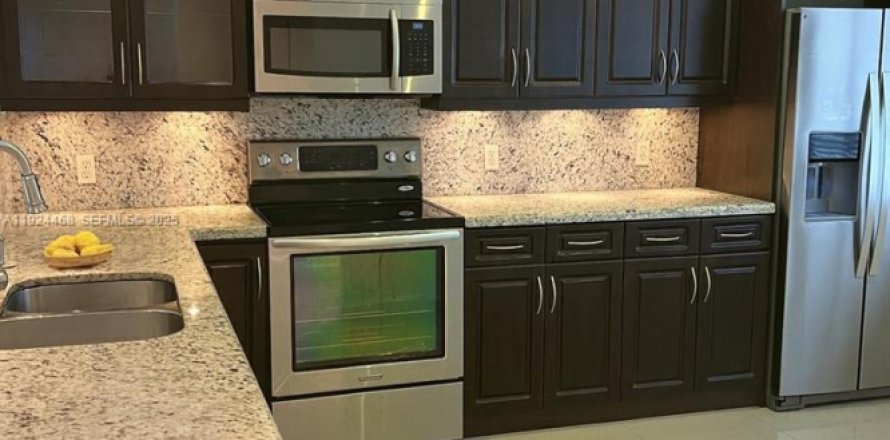 Condominio en Pembroke Pines, Florida, 2 dormitorios  № 1983468