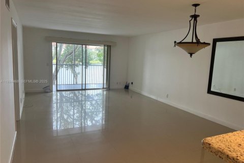Condominio en venta en Pembroke Pines, Florida, 2 dormitorios, 100.52 m2 № 1983468 - foto 3