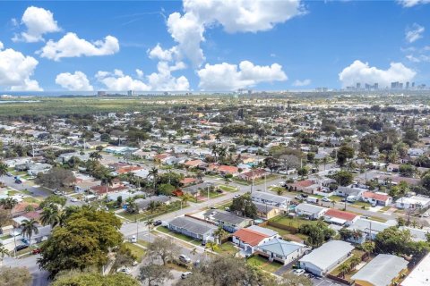 Casa en venta en Dania Beach, Florida, 4 dormitorios, 143.16 m2 № 2087787 - foto 27