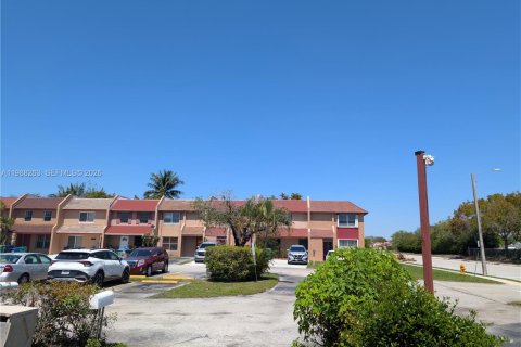 Touwnhouse à louer à Miami Gardens, Floride: 3 chambres, 109.44 m2 № 2051347 - photo 2