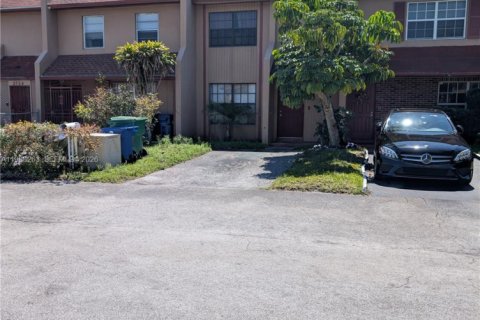 Таунхаус в Майами-Гарденс, Флорида 3 спальни, 109.44м2 № 2051347