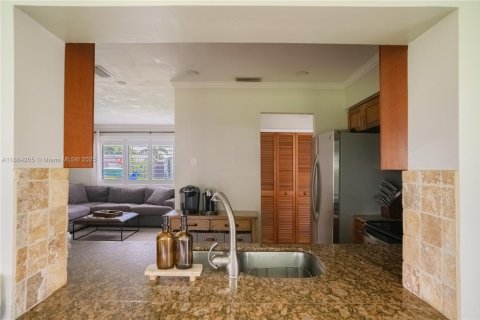 House in Pembroke Pines, Florida 2 bedrooms, 97.27 sq.m. № 1892970 - photo 9