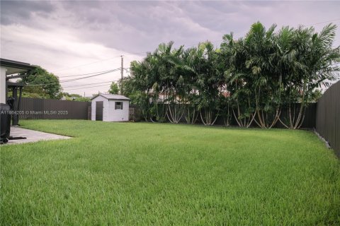 House in Pembroke Pines, Florida 2 bedrooms, 97.27 sq.m. № 1892970 - photo 28
