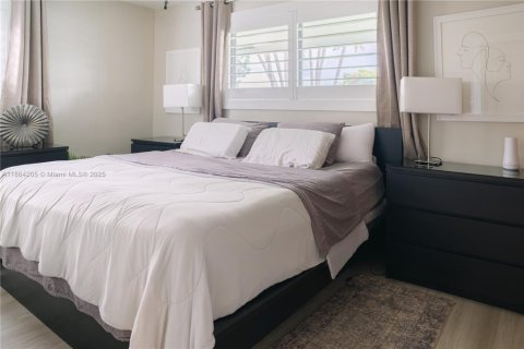 House in Pembroke Pines, Florida 2 bedrooms, 97.27 sq.m. № 1892970 - photo 16