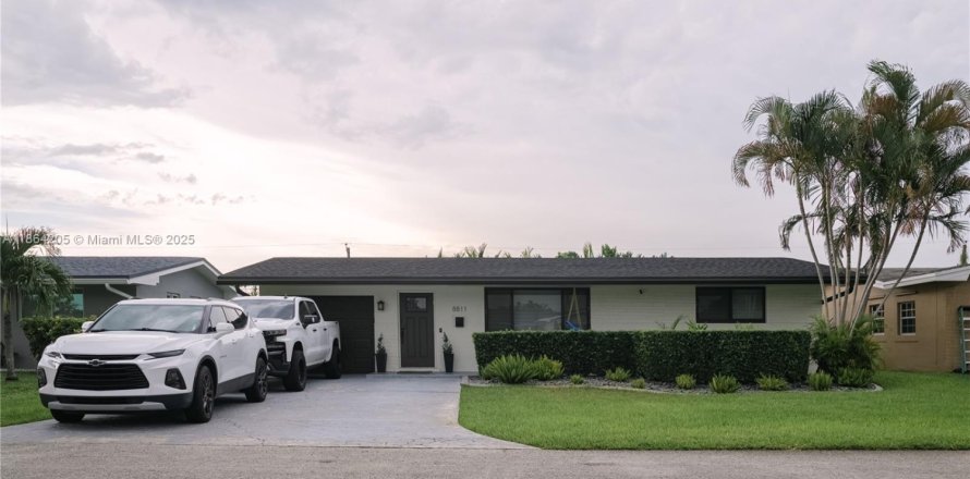 House in Pembroke Pines, Florida 2 bedrooms, 97.27 sq.m. № 1892970