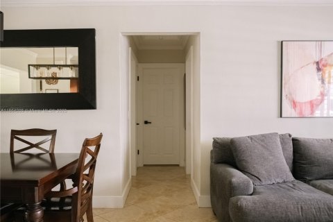 House in Pembroke Pines, Florida 2 bedrooms, 97.27 sq.m. № 1892970 - photo 13