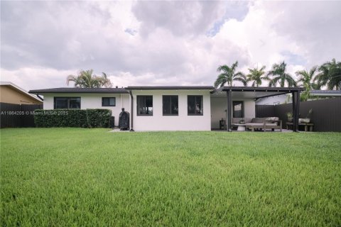 House in Pembroke Pines, Florida 2 bedrooms, 97.27 sq.m. № 1892970 - photo 29