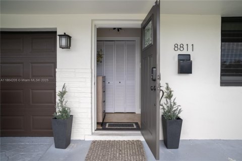 House in Pembroke Pines, Florida 2 bedrooms, 97.27 sq.m. № 1892970 - photo 2