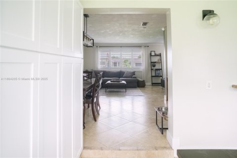 House in Pembroke Pines, Florida 2 bedrooms, 97.27 sq.m. № 1892970 - photo 14