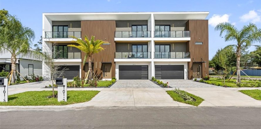 Townhouse in Tampa, Florida 3 bedrooms, 247.77 sq.m. № 1549001