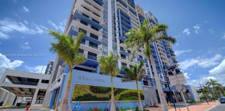 Кондоминиум с 2 спальнями в Дорал, Флорида № 2061464