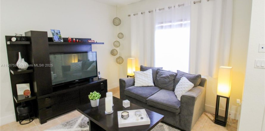 Townhouse in Doral, Florida 3 bedrooms, 131.92 sq.m. № 1963682