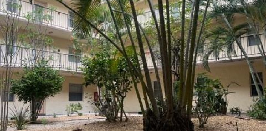 Condo in Lauderdale Lakes, Florida, 1 bedroom № 1861185