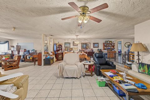 Casa en venta en New Port Richey, Florida, 4 dormitorios, 274.8 m2 № 2410026 - foto 24