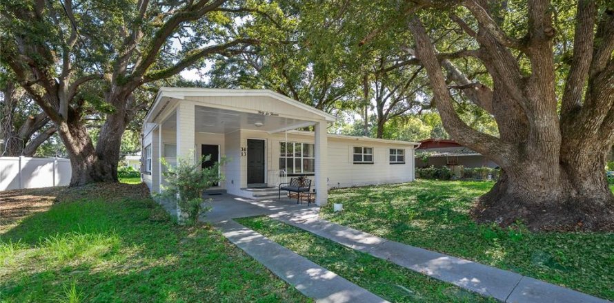 House in Orlando, Florida 3 bedrooms, 130.06 sq.m. № 2215366