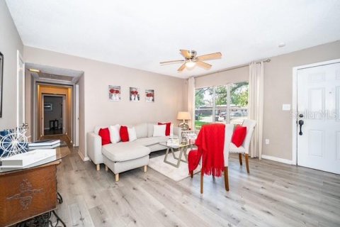 House in Orlando, Florida 3 bedrooms, 130.06 sq.m. № 2215366 - photo 12