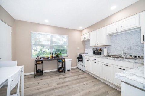 House in Orlando, Florida 3 bedrooms, 130.06 sq.m. № 2215366 - photo 14