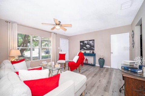House in Orlando, Florida 3 bedrooms, 130.06 sq.m. № 2215366 - photo 13