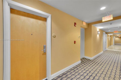 Condominio en alquiler en Miami, Florida, 1 dormitorio, 93.46 m2 № 1942145 - foto 10