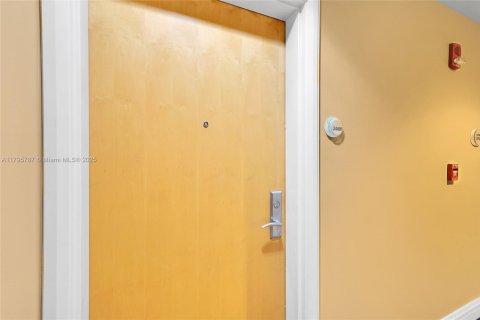 Condominio en alquiler en Miami, Florida, 1 dormitorio, 93.46 m2 № 1942145 - foto 11
