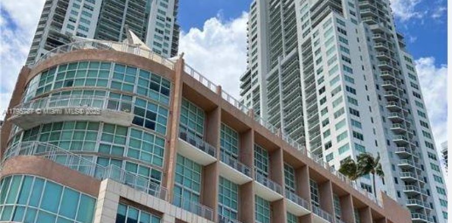 Condominio en Miami, Florida, 1 dormitorio  № 1942145