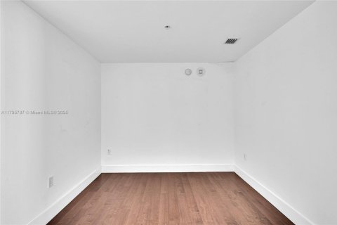 Condominio en alquiler en Miami, Florida, 1 dormitorio, 93.46 m2 № 1942145 - foto 16