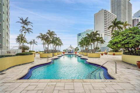 Condominio en alquiler en Miami, Florida, 1 dormitorio, 93.46 m2 № 1942145 - foto 6
