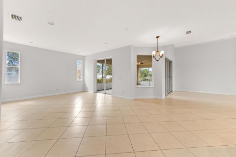 House in Port St. Lucie, Florida 5 bedrooms, 278.99 sq.m. № 2084000 - photo 6
