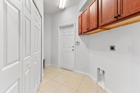 House in Port St. Lucie, Florida 5 bedrooms, 278.99 sq.m. № 2084000 - photo 13