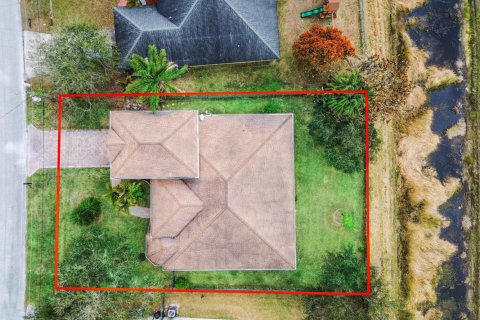 House in Port St. Lucie, Florida 5 bedrooms, 278.99 sq.m. № 2084000 - photo 3