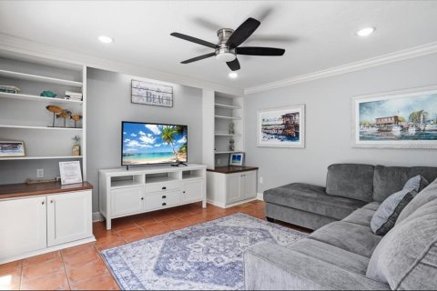 Condo in Bradenton Beach, Florida, 2 bedrooms  № 2130252 - photo 11