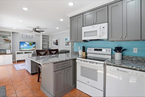 Condo in Bradenton Beach, Florida, 2 bedrooms  № 2130252 - photo 14