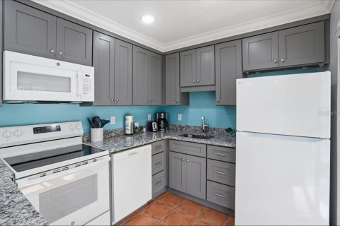 Condo in Bradenton Beach, Florida, 2 bedrooms  № 2130252 - photo 21