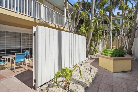 Condo in Bradenton Beach, Florida, 2 bedrooms  № 2130252 - photo 8