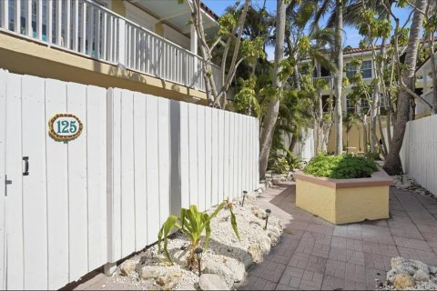 Condo in Bradenton Beach, Florida, 2 bedrooms  № 2130252 - photo 7
