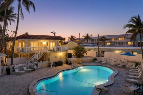 Condo in Bradenton Beach, Florida, 2 bedrooms  № 2130252 - photo 3