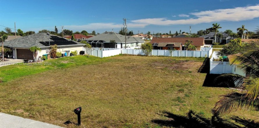 Terrain à Cape Coral, Floride № 2054720