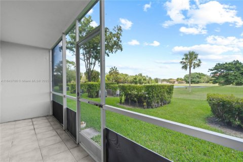 Condominio en alquiler en Pembroke Pines, Florida, 1 dormitorio, 75.34 m2 № 1871450 - foto 2