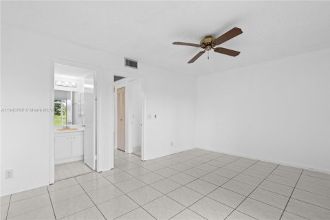 Condominio en alquiler en Pembroke Pines, Florida, 1 dormitorio, 75.34 m2 № 1871450 - foto 20
