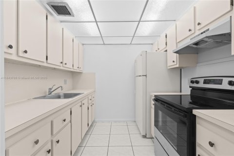 Condominio en alquiler en Pembroke Pines, Florida, 1 dormitorio, 75.34 m2 № 1871450 - foto 13