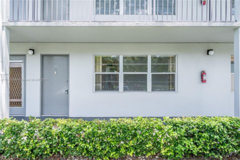 Condominio en alquiler en Pembroke Pines, Florida, 1 dormitorio, 75.34 m2 № 1871450 - foto 10