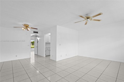 Condominio en alquiler en Pembroke Pines, Florida, 1 dormitorio, 75.34 m2 № 1871450 - foto 12