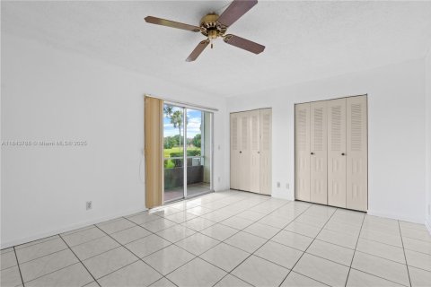 Condominio en alquiler en Pembroke Pines, Florida, 1 dormitorio, 75.34 m2 № 1871450 - foto 18