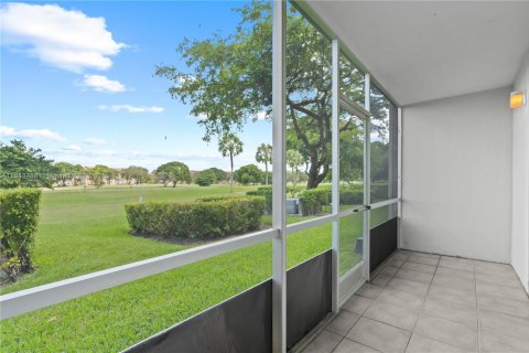 Condominio en alquiler en Pembroke Pines, Florida, 1 dormitorio, 75.34 m2 № 1871450 - foto 3