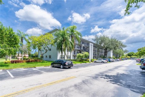 Condominio en alquiler en Pembroke Pines, Florida, 1 dormitorio, 75.34 m2 № 1871450 - foto 1