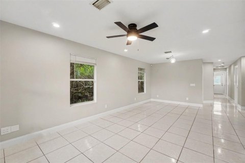 House in Naples, Florida 4 bedrooms, 127.46 sq.m. № 2412565 - photo 10
