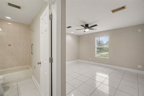House in Naples, Florida 4 bedrooms, 127.46 sq.m. № 2412565 - photo 17
